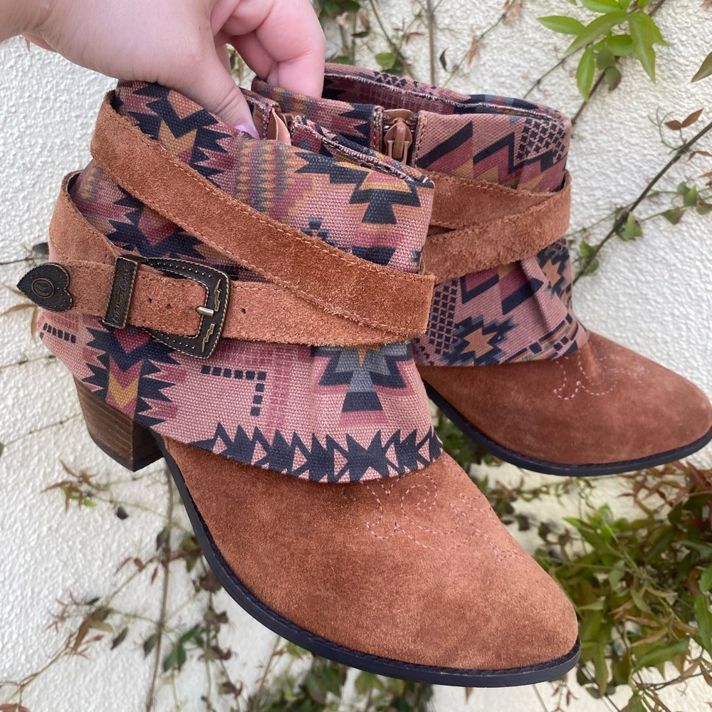 Betsey Johnson Size 6 Boots